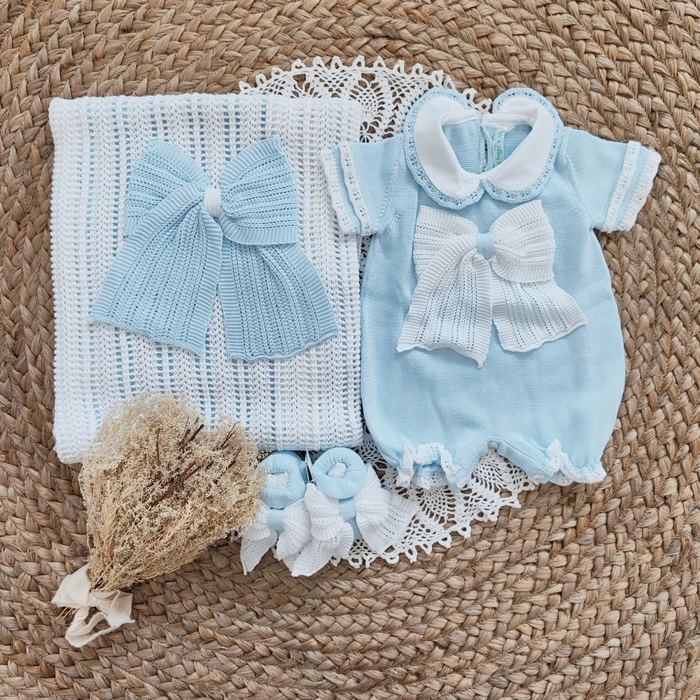 Pagliaccetto + cappellino + scarpine + copertina Bebè di Almy