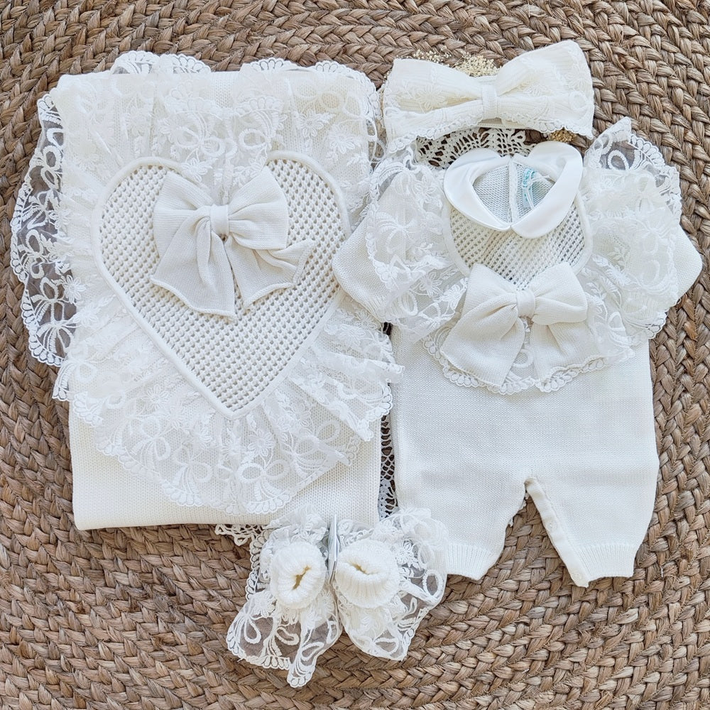 Tutina + cappellino + scarpine + copertina Bebè di Almy